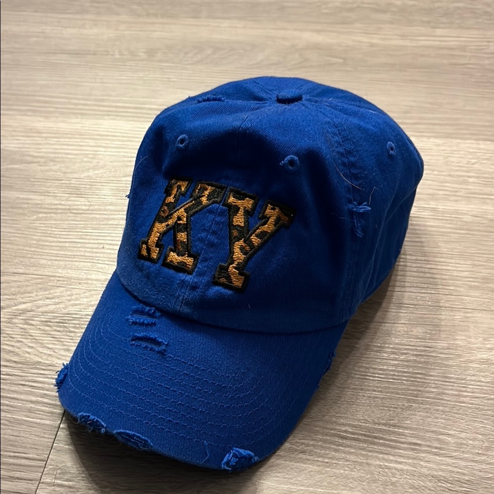 SALE🎈4/$10🎈Women’s Distressed KY hat